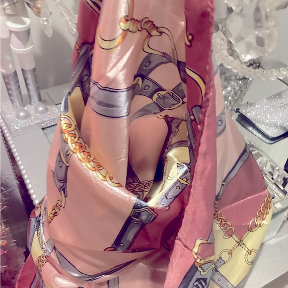 Beautiful silky scarf very dressy so pretty